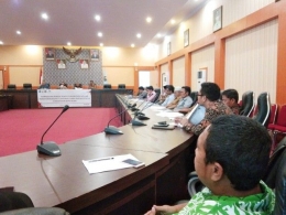Para Kepala Desa dan Ketua BPD menghadiri Konsultasi Publik Ranperbup DIDesa di Ruang Pola Kantor Bupati Bantaeng.