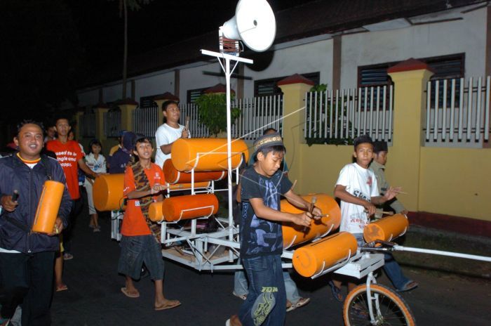 kelompok musik patrol para remaja di Jember sedang berpatroli membangunkan warga untuk sahur (sumber foto: Antara Foto/Hadiyanto)