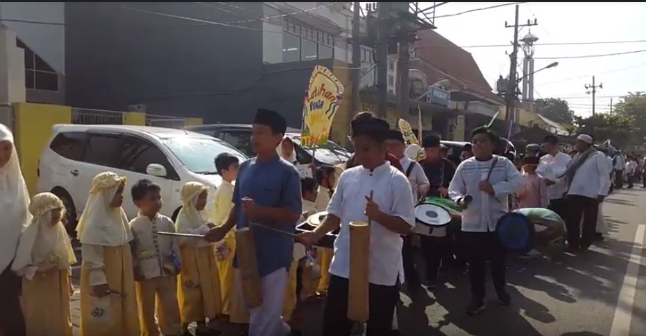 Tarhib Ramadan dengan Musik Patrol di TK-SD Al Hikmah Surabaya. (dok. pribadi Silvy Millata)