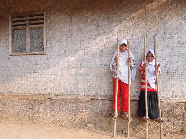 Perempuan Bermain Egrang. Foto: sabumiku.com