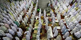 Ilustrasi: Umat Muslim menjalankan shalat tarawih hari pertama di Masjid Istiqlal, Jakarta, Jumat (21/8). Shalat tarawih tersebut mengawali pelaksanaan ibadah puasa di bulan suci Ramadhan 1430 Hijriah.(Kompas/Lucky Pransiska) 