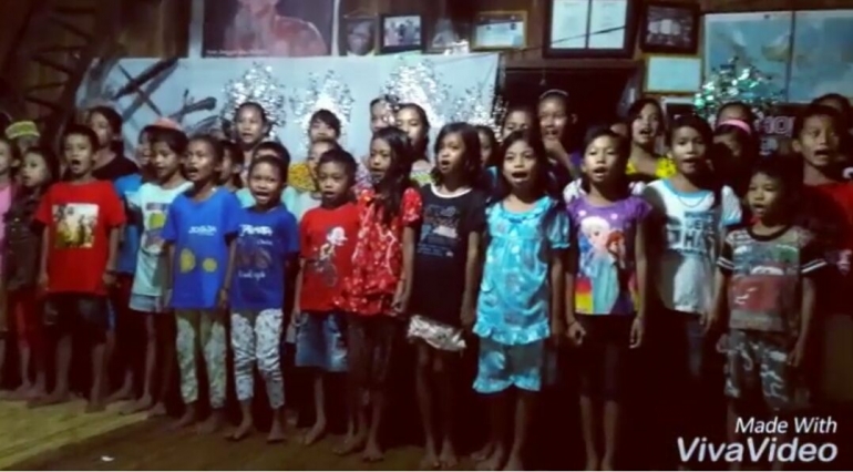 Anak anak warga Rumah Betang Sungai Utik (dokumentasi pribadi)