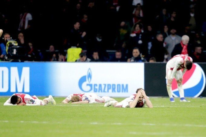 Para pemain Ajax terpuruk karena gol ketiga Lucas Moura menyingkirkan Ajax di semifinal leg kedua (9/5). (Bola.okezone.com)