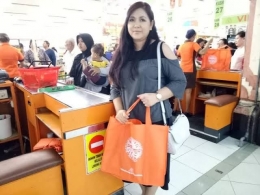 Berbelanja di swalayan dengan tas belanja yang lebih cantik dan modern. Gambar: detiknews.com