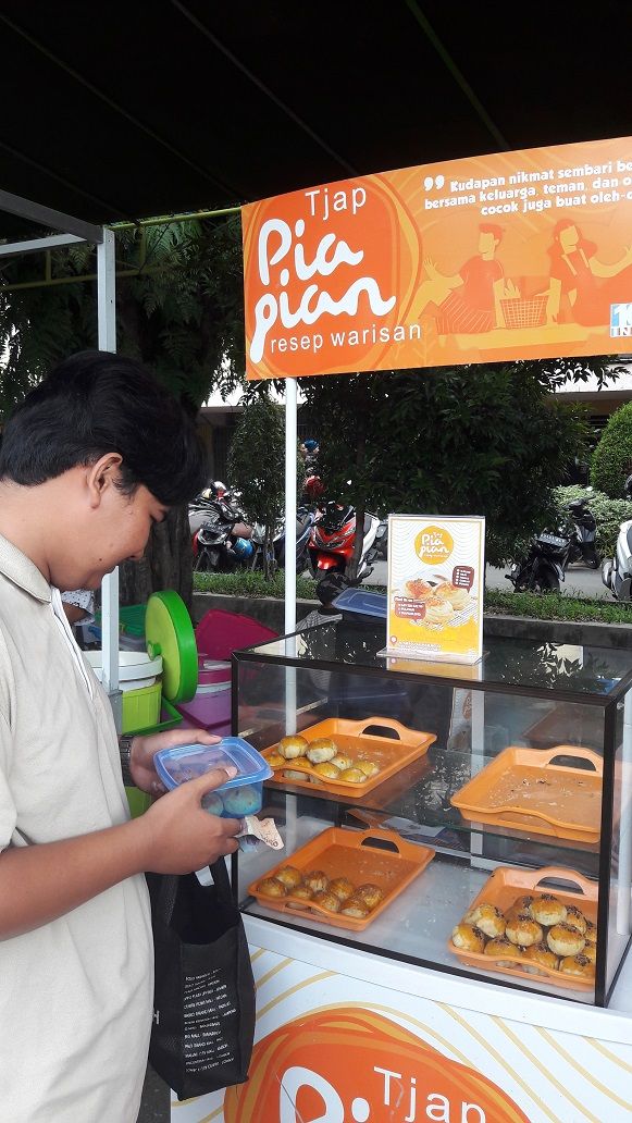 membeli pia dengan kotak makanan sendiri (dok.pribadi)