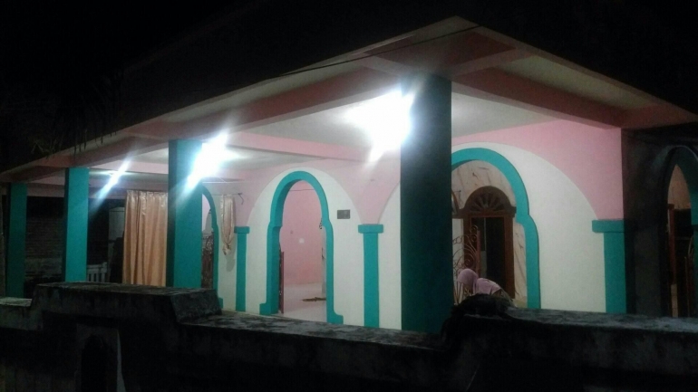 Sebuah masjid kecil yang dipakai masyarakat sekitarnya untuk melaksanakan tarawih. (foto: dokumen pribadi)