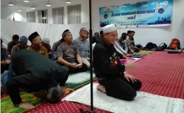Ustadz Adia Putra Wirman usai pimpin jamaah Shalat Isya. (Faqih/UNY/BUAA)