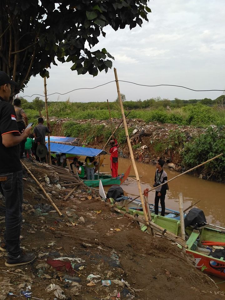 bibir sungai penuh dengan sampah plasik foto dokpri