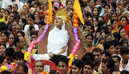 Jenazah biksu Sadhvi sedang diarak oleh masyarakat seusai melakukan ibadah Santhara. Sumber: boombastis.com