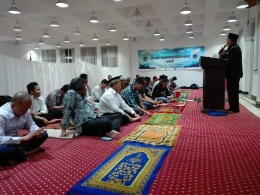 Jama'ah shalat tarawih dan witir menyimak dengan seksama kultum dari Bapak Ustadz Taufik  Setyaudin Mahmud. (Faqih/UNY/BUAA)