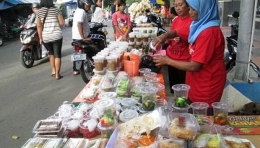 Penggunaan aneka plastik di pasr takjil masih besar (foto dari ramadhan.tempo.co)