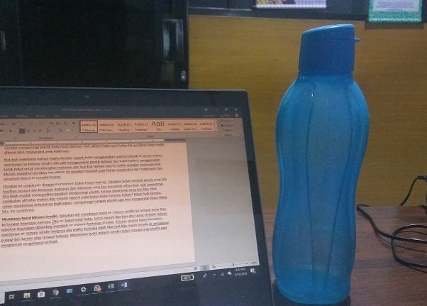 Botol air minum yang biasa digunakan di kantor atau kegiatan di luar kantor. Gambar dokpri
