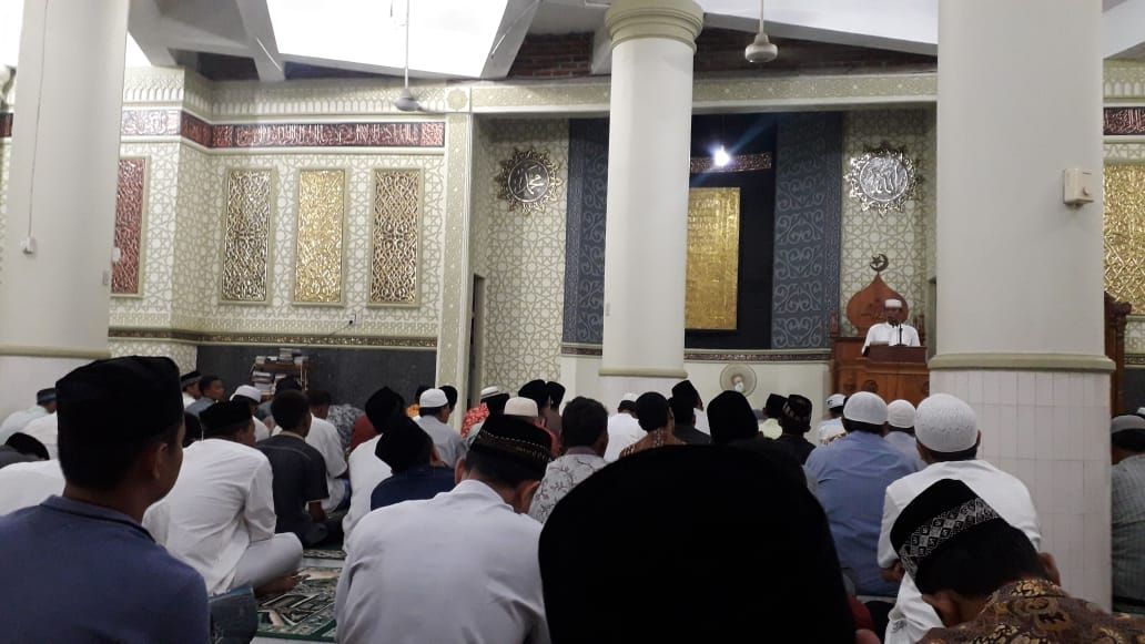 Jamaah shalat tarawih tekun mengikuti ceramah agama di Masjid Babul Maghfirah Gampong Tanjung Selamat, Aceh Besar, Kamis (10/05/2019) | Foto: Wirzaini Usman Al-Mutiarai