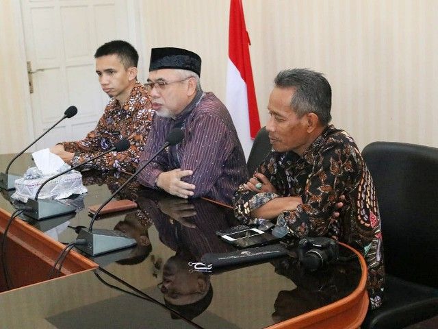 Konsultasi publik Peremajaan Pohon dibuka Wabup Bantaeng (tengah mengenakan kopiah).