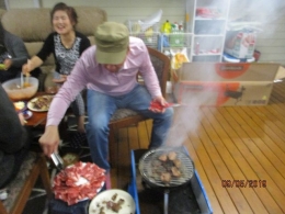 dokumentasi pribadi: Korean BBQ/yang sedang membakar daging adalah orang Korea Asli.Mr.Yung