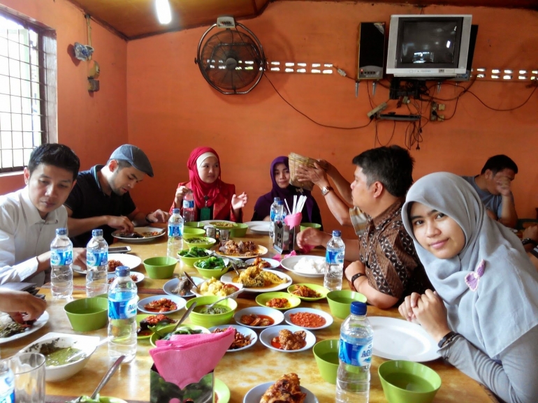 makan-lalapan-ayam-dan-ikan-bakar-5cd4ecc76db8435ed018c733.jpg