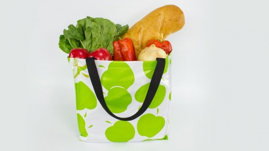 Sayur dan buah langsung dimasukan ke tas belanja. | Dokumentasi 24hour.net