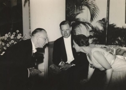 Gouverneur-generaal Jhr. Mr. A.W.L. Tjarda van Starkenborgh Stachouwer en zijn echtgenote C. Tjarda van Starkenborgh Stachouwer-Marburg in gesprek op een receptie in Nederlands-Indi (KITLV, 1940)
