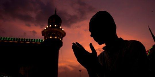 Ilustrasicseseorang beribadah di Bulan Ramadhan. Sumber: merdeka.com