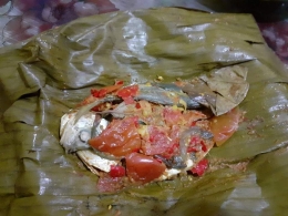 Ikan Pedes dibungkus daun pisang, tak kan bisa pakai plastik (dokpri) 