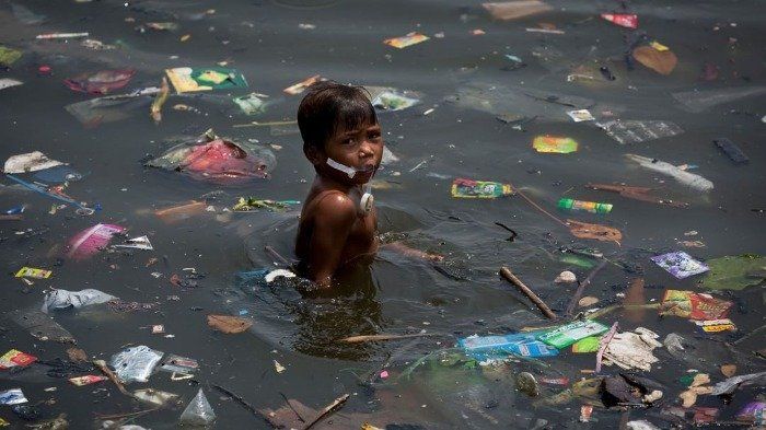 Potret Seorang Anak yang Mandi di Tengah Sampah