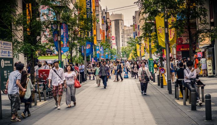         Sebuah pedestrian tanpa kendaraan di Ikebukuro. Besar, rata, nyaman, dan ramah disabilitas