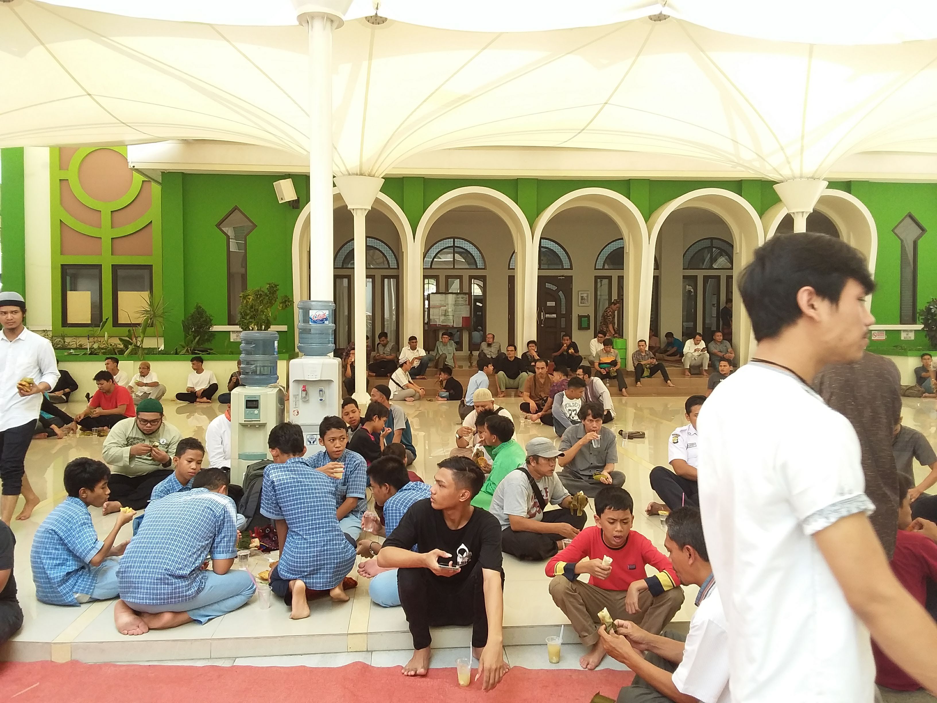 Makan di teras masjid. Foto | Dokpri