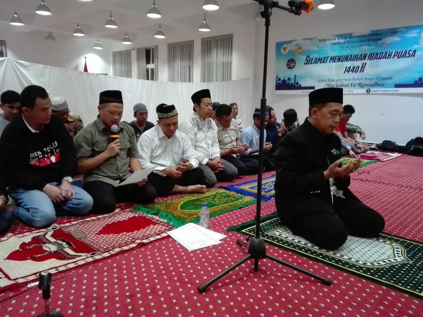 Ustadz Taufik Setyaudin Mahmud usai pimpin jama'ah shalat tarawih dan witir. (Faqih/UNY/BUAA)