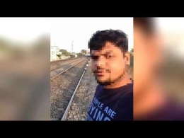 Seorang pemuda di India nekat selfie dipinggir rel, ia tidak mengetahui kereta akan lewat (Foto: Istimewa)