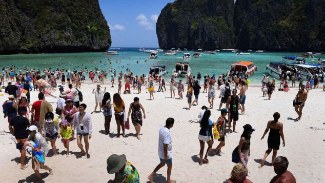 Wisatawan yang mengunjungi Teluk Maya pada bulan April 2018, sebelum penutupan. (Sumber: CNN Travel/LILLIAN SUWANRUMPHA/AFP/Getty Images)