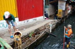 Sebuah foto beredar viral di sosial media tentang seorang warga membuang sampah ke Kali Krukut, Tanah Abang pada Rabu (30/1/2019(Dok. Dinas Lingkungan Hidup DKI Jakarta) 