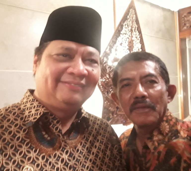 Ilustrasi: Penulis bersama Menteri Airlangga pada acara bukber di Rujab Menperind Widya Candra III/6 Jakarta Selatan (9/05). Sumber: Pribadi