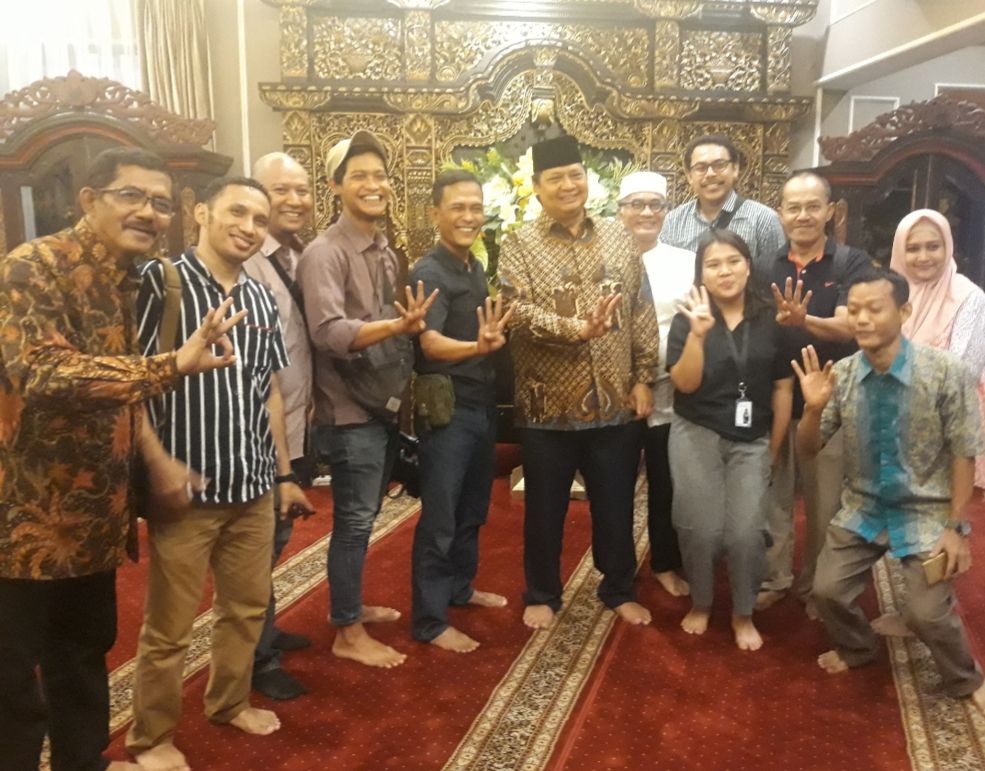 Ilustrasi: Penulis dan para awak media pada acara buka bersama dengan Menteri Perindustrian Airlangga Hartarto di Rujab Menperind Widya Candra III/6 Jakarta Selatan (9/05). Sumber: Pribadi