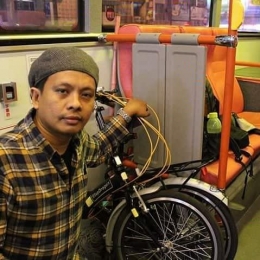 Gambar 1. Bersama folding bike di atas bus.