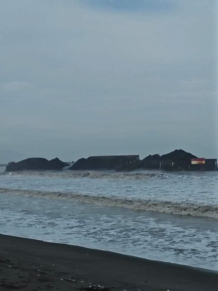 tongkang batubara yang karam di pesisir Pantai Cipatuguran, Kampung Cipatuguran, Kelurahan / Kecamatan Palabuhanratu, Kabupaten Sukabumi, pada Minggu (28/5/2019)// DOKPRI