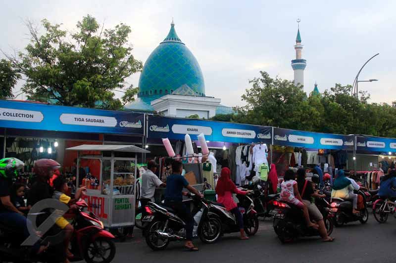 Suasana bazaar di depan masjid Al Akbar Surabaya (foto : sureplus.id)