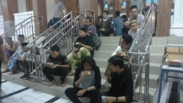 Tampak beberapa jamaah masjid di Kota Malang adalah mahasiswa yang menikmati momen berburu takjil gratis di masjid terdekat. (Radarmalang.id)