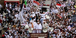 Massa Front Pembela Islam melakukan longmarch dari Masjid Al-Azhar menuju ke Mabes Polri di Jakarta Selatan, Senin (16/1/2017). | (Foto: KOMPAS.com / GARRY ANDREW LOTULUNG)