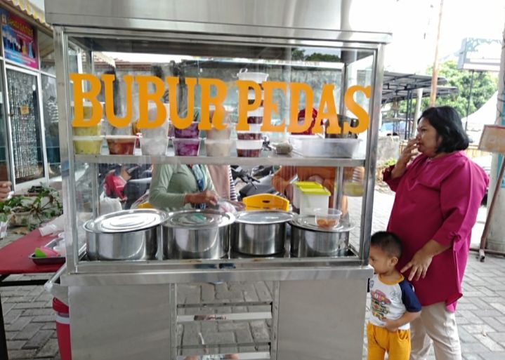 Bubur Pedas juga sering jadi makanan berbuka puasa. Foto : James Pardede