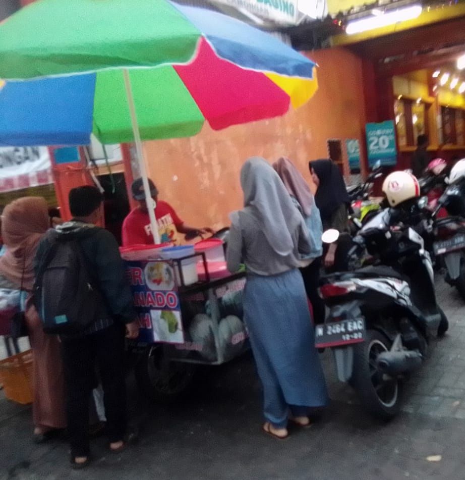 Mahasiswa, pemburu takjil di Dinoyo