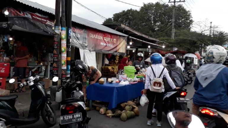 Sepanjang Jalan Prof. Hamka depan kantor kecamatan Ngaliyan, banyak penjual yang menjajakan makanan untuk berbuka puasa. Pembelinya kebanyakan mahasiswa UIN Walisongo Semarang yang kos di dekat sana. (Dok. Wahyu Sapta).