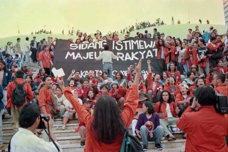 Aksi mahasiswa di gedung DPR, 1998. Foto: Kompasiana News/Arbain Rambey 