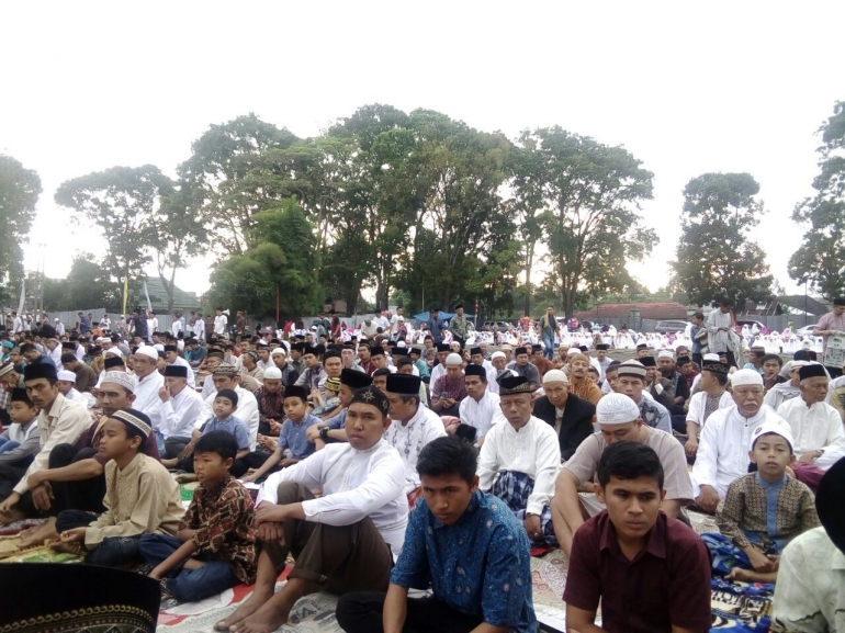 Pelaksanaan Sholat Ied di Lapangan Setia Negara. Sumber :www.google.com