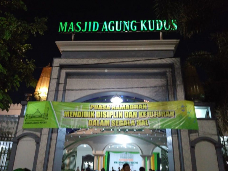 masjid-agung-kudus-5cd8332c6db8432ec10b1c03.jpg