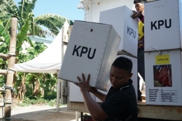 ilustrasi: Petugas mengangkat kotak-kotak suara dari berbagai kelurahan untuk dikumpulkan di Sekretariat PPK Rappocini, Makassar, Kamis (18/4/2019). | Foto: KOMPAS/KRISTIAN OKA PRASETYADI 