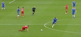 momen Gerrard terpeleset yang berujung gol Demba Ba berujung Liverpool kehilangan momentum juara Liga Inggris 2013-14 (foto: skysports.com)