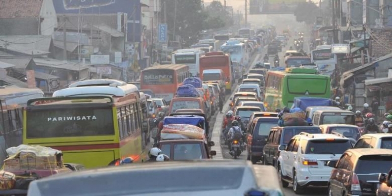 Ilustrasi. Kemacetan di jalur Pantura sering kali juga disebabkan munculnya pasar tumpah. (KOMPAS/HERU SRI KUMORO)