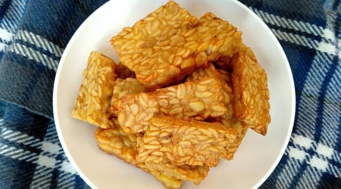 Tempe goreng adalah pilihan menarik di kala budget pas-pasan. (Fimela.com)