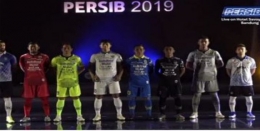 Jersey teranyar Persib Bandung dengan bejibun sponsor(dok:bolasport.com)