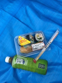 Makan siang bento berisi sushi dan inari | dokpri